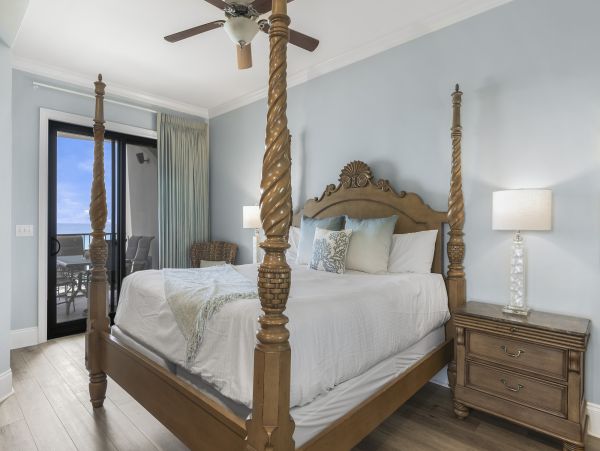 Destin Luxury Vacation Condo on Beach 4 Bedrooms