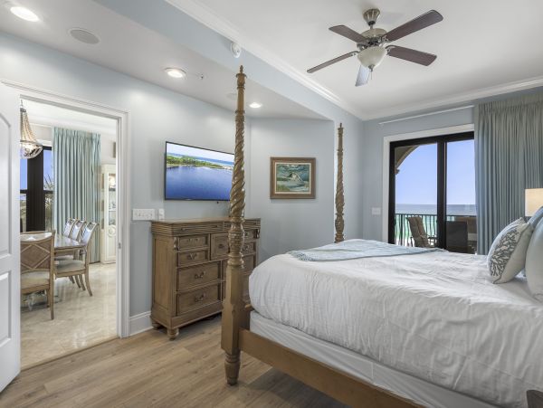 Destin Luxury Vacation Condo on Beach 4 Bedrooms