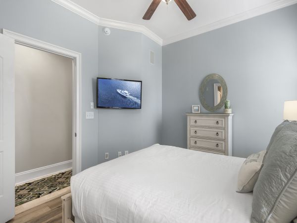 Destin Luxury Vacation Condo on Beach 4 Bedrooms