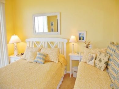 Bedroom with queen bed & day bed Bedroom with queen bed & day bed