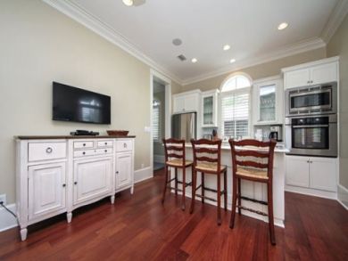 Kitchen with breakfast bar