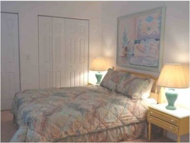 Guest bedroom with queen bed