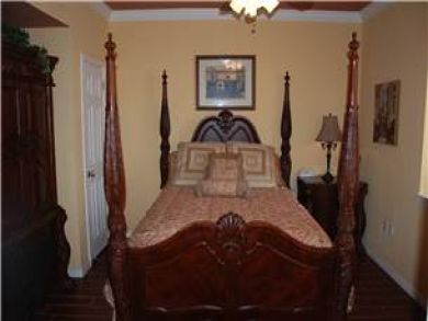 Bedroom 2 with queen bed Bedroom 2 with queen bed