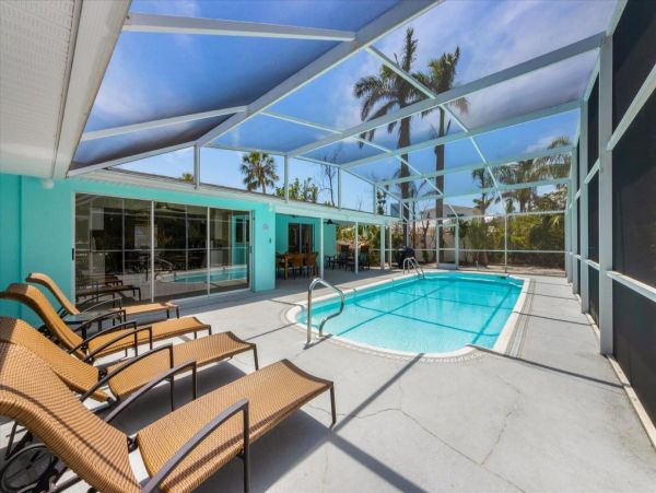 Tropical Retreat in Holmes Beach 3-Bedroom Vacation Home Canal View