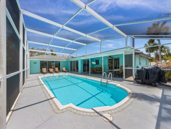 Tropical Retreat in Holmes Beach 3-Bedroom Vacation Home Canal View