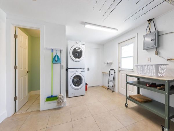 Tropical Retreat in Holmes Beach 3-Bedroom Vacation Home Canal View