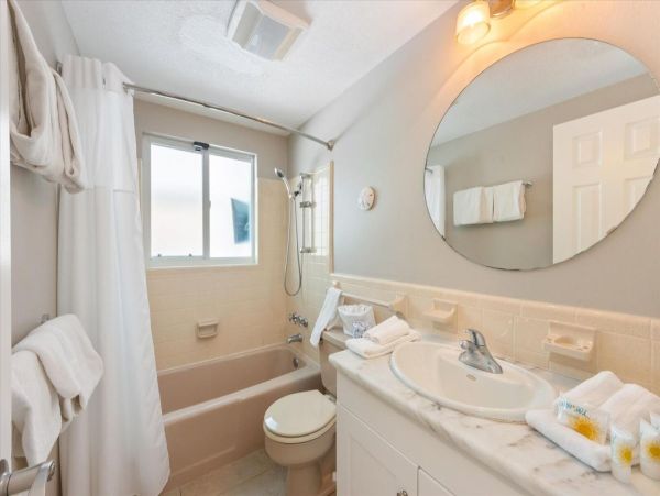 Tropical Retreat in Holmes Beach 3-Bedroom Vacation Home Canal View