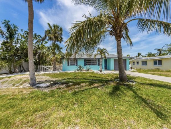 Tropical Retreat in Holmes Beach 3-Bedroom Vacation Home Canal View
