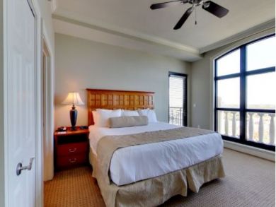 Destin Vacation Condo Sleeps Eight Guests.
