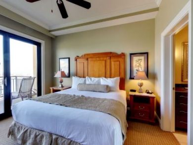 Destin Vacation Condo Sleeps Eight Guests.