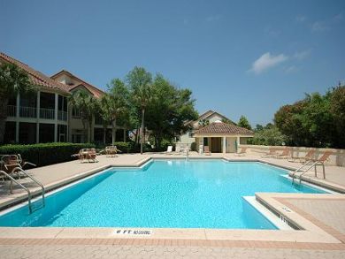 Beachside condo for rentwith shared pool in Miramar Beach, Florida