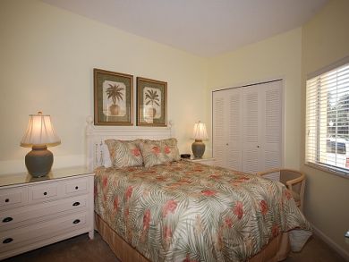 Guest bedroom with queen bed