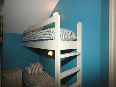 Bonus room with one set of bunk beds