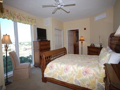 Master bedroom with queen bed Master bedroom with queen bed