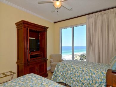 Bedroom 2 with twin beds Bedroom 2 with twin beds