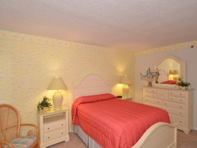 Bedroom 2 with queen bed Bedroom 2 with queen bed