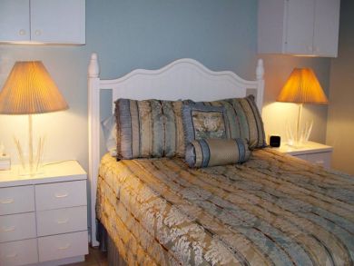 Guest bedroom with queen bed