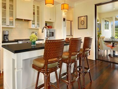 Fully equipped kitchen with breakfast bar