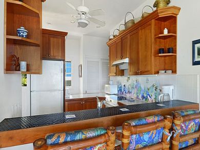 Fully equipped kitchen with breakfast bar Fully equipped kitchen with breakfast bar