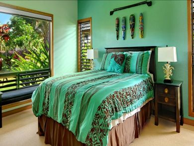 Guest bedroom with queen bed