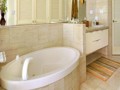 Master bathroom with jacuzzi tub Master bathroom with jacuzzi tub