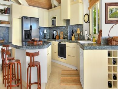 Fully equipped kitchen with breakfast bar Fully equipped kitchen with breakfast bar
