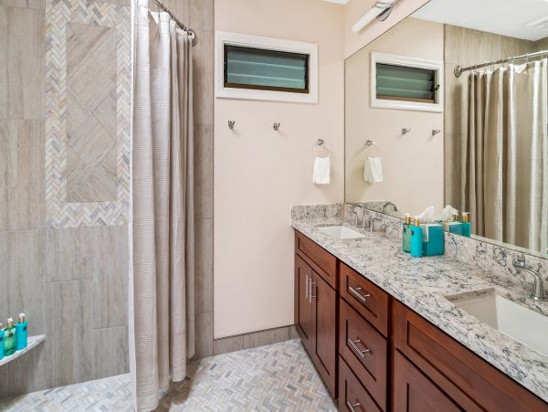 Luxury Vacation Rental Home Sleeps Ten Guests