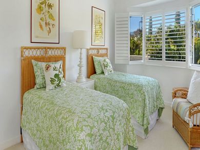 Guest bedroom with twin beds