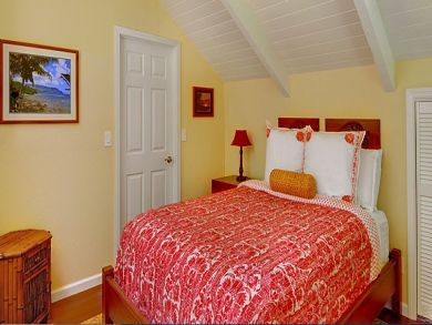 Guest bedroom with queen bed