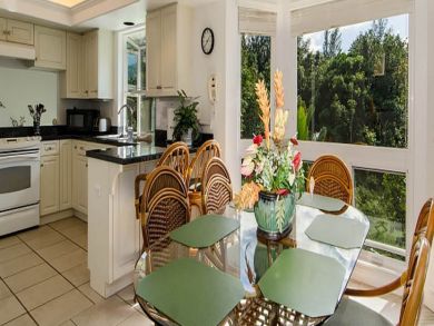 Kitchen with breakfast bar