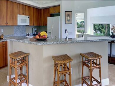 Fully equipped kitchen with breakfast bar