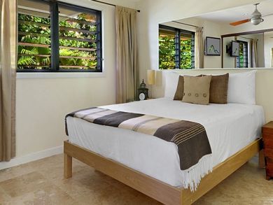 Guest bedroom with queen bed
