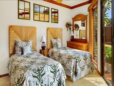 Guest bedroom with twin beds