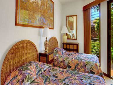 Guest bedroom with twin bed Guest bedroom with twin bed