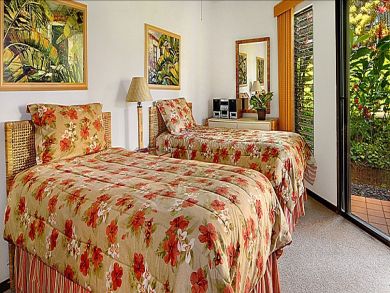 Guest bedroom with twin bed
