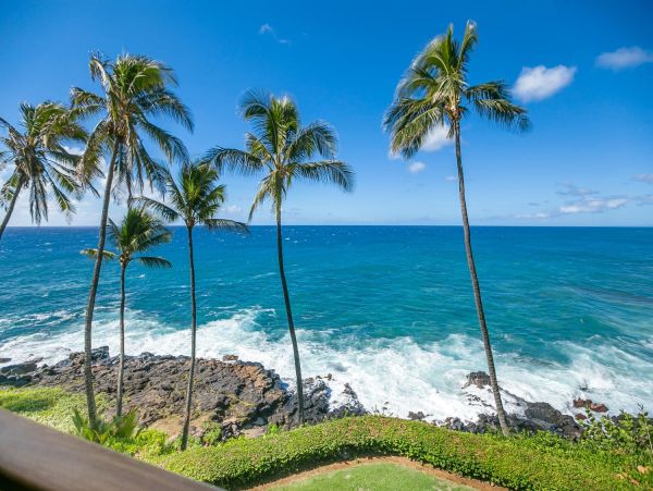 Spacious Oceanfront Condo with Panoramic Views in Kauai