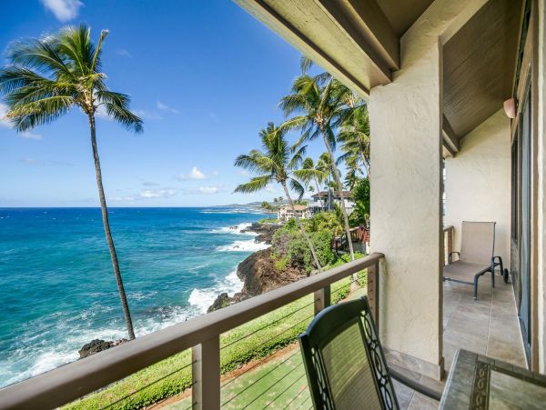 Spacious Oceanfront Condo with Panoramic Views in Kauai
