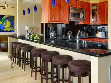 Fully equipped kitchen with breakfast bar
