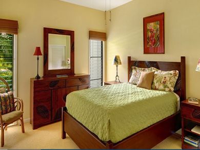 Guest bedroom with queen bed Guest bedroom with queen bed