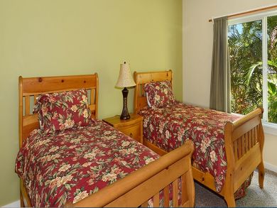 Guest bedroom with twin beds