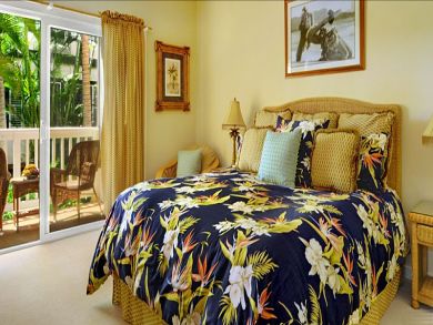 Guest bedroom with king bed Guest bedroom with king bed