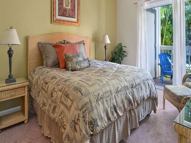 Master bedroom with queen bed Master bedroom with queen bed