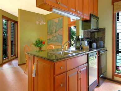 Open kitchen & dining area