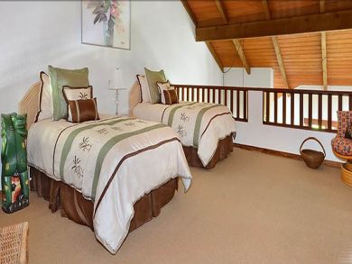 Guest bedroom with twin beds