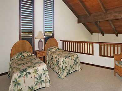 Guest bedroom with twin beds
