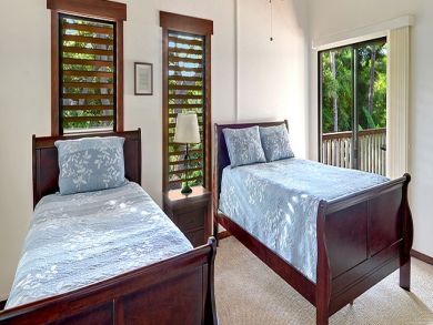 Guest bedroom with full & twin beds