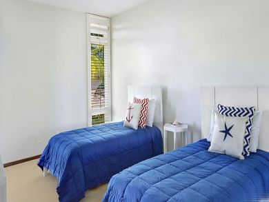 Guest bedroom with twin beds