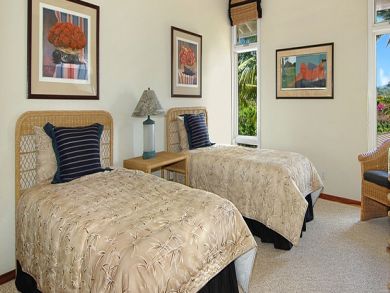 Guest bedroom with twin beds