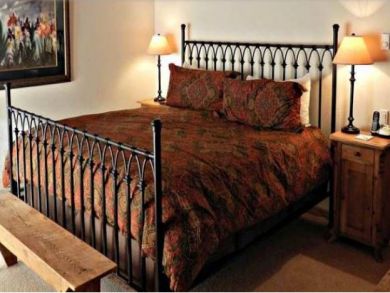 Beautiful Interior Aspen Four Bedroom Walk to lift Snowmass
