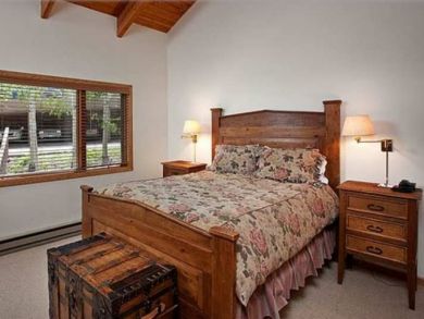 Beautiful Interior Aspen Four Bedroom Walk to lift Snowmass